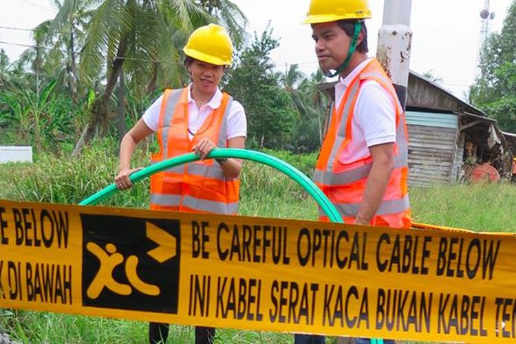 (Ki-ka) Direktur/Chief Service Management Officer XL, Yessie D. Yosetya dan Sr. General Manager North Region XL, Handono Warih saat meninjau pembangunan jaringan Fiber Optic (FO) Pontianak - Singkawang, di Desa Peniti Besar, Kecamatan Segedong, Senin (22/8).