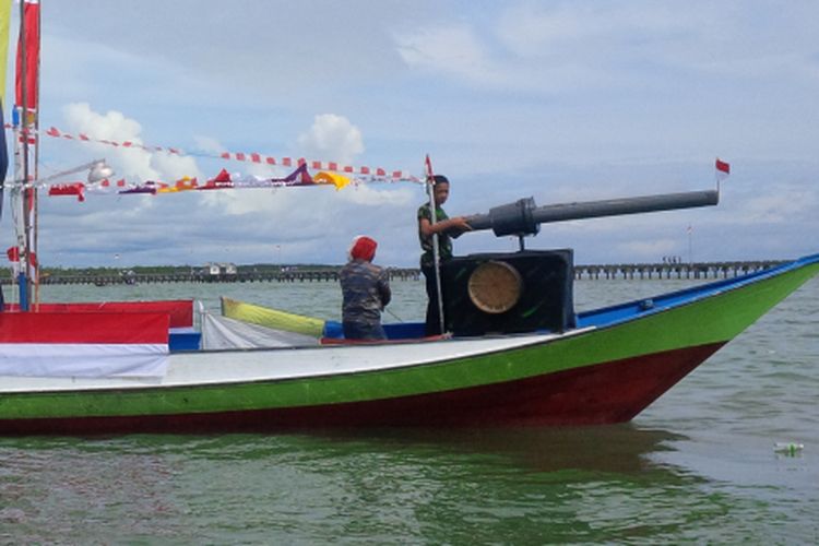 Anas salah satu nelayan warga Sebatik Kabupaten Nunukan mengusung rudal dalam upacara peringatan HUT kemerdekaan RI ke 72 di Dermaga Pos AL. 