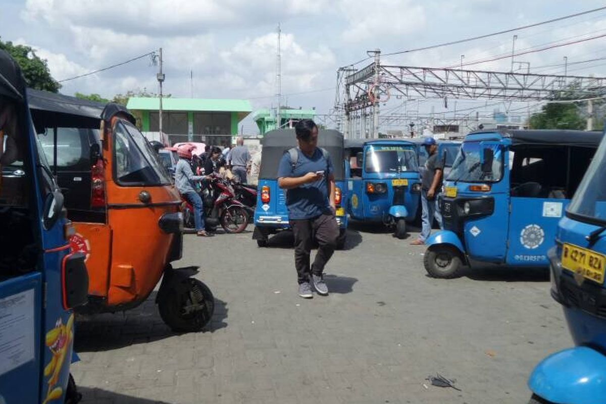 Area parkir Stasiun Duri, Jakarta Barat, yang masih dipenuhi oleh sopir bajaj dan pengojek pangkalan, Rabu (31/5/2017). Area parkir yang belum steril ini sudah terjadi sejak lama, di mana parkir kendaraan penumpang KRL bercampur dengan para sopir bajaj dan ojek.