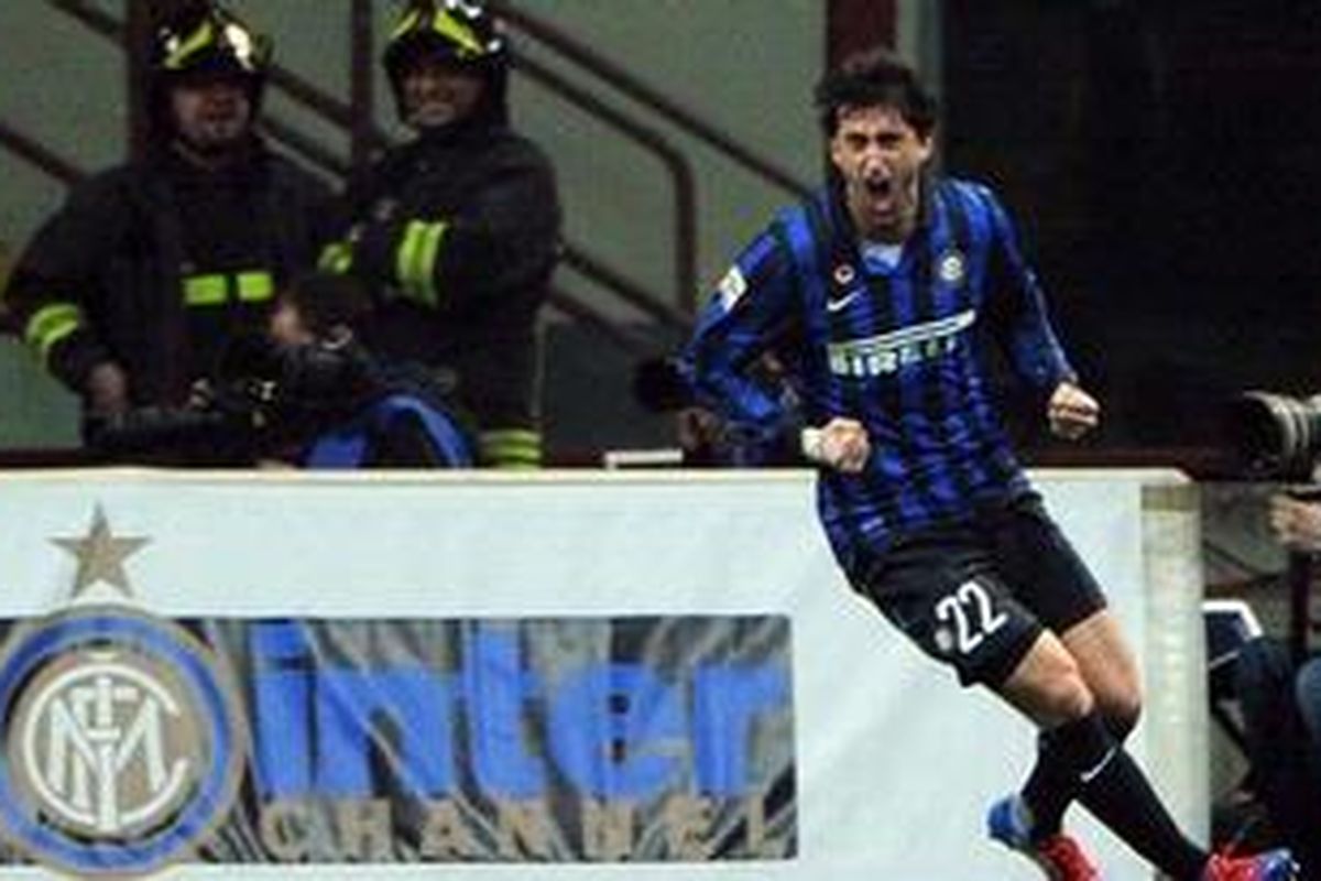 Penyerang Inter Milan, Diego Milito, merayakan golnya ke gawang Catania, pada laga Serie-A, di San Siro, Minggu (4/3/2012).