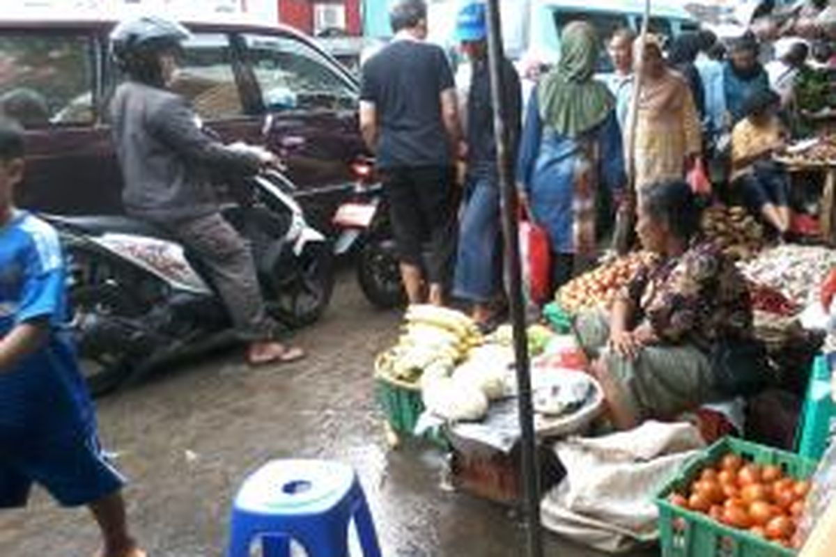 Pedagang kaki lima yang berjualan di sekitar Pasar Kebayoran Lama, Jakarta Selatan. Kehadiran sekitar ratusan PKL membuat kemacetan di sekitar tak terhindarkan lagi. Rencananya Satuan Polisi Pamong Praja (Satpol PP) akan menertibkan mereka saat malam takbiran, 27 Juli 2014 mendatang.