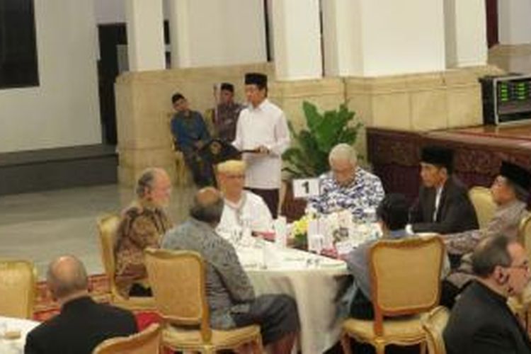 Presiden Joko Widodo menggelar buka puasa bersama dengan pimpinan lembaga negara dan duta besar negara sahabat di Istana Negara, Jakarta, Senin (13/7/2015). 