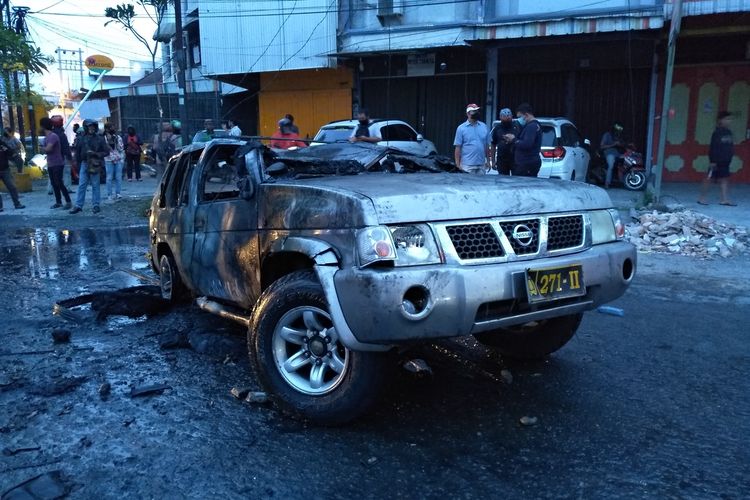 Satu unit mobil Nissan Terrano terbakar hangus di Jalan Sekip, Kelurahan Sekip, Kecamatan Medan Petisah pada Kamis (8/10/2020) sore. Mobil tersebut terbakar saat kerusuhan usai aksi unjuk rasa di DPRD Sumut.