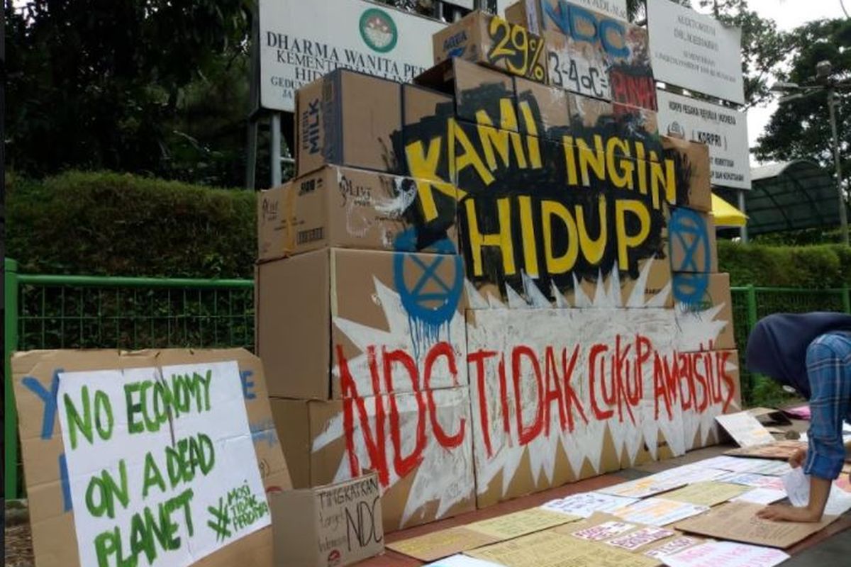 Extinction Rebellion Indonesia menggelar Kardus Strike dalam rangkaian aksi aksi ?Fight for 1 Point 5? di depan lobi gedung Kementerian Lingkungan Hidup dan Kehutanan, Jakarta, Jumat (11/12/2020).