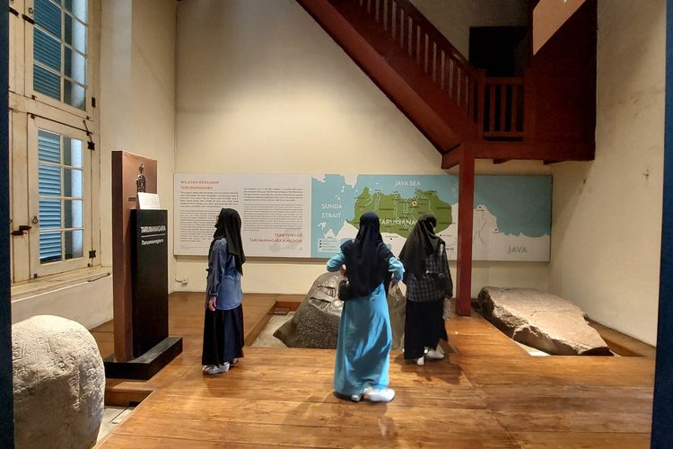 Sejumlah remaja berkunjung ke Museum Fatahilah Kota Tua, Jakarta Barat, saat masa liburan sekolah, Rabu (29/6/2022).