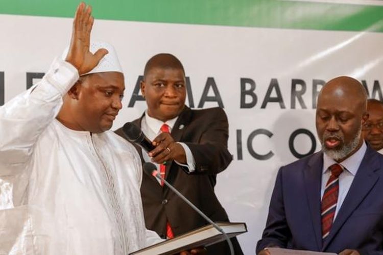 Presiden terpilih Gambia, Adama Barrow diambil sumpah jabatannya di kedutaan besar Gambia di Dakar, Senegal, Kamis (19/1/2017) siang. Situasi politik memanas karena presiden petahanan Yahya Jammeh enggan menyerahkan kekuasaan meski kalah dalam pemilihan presiden bulan lalu.