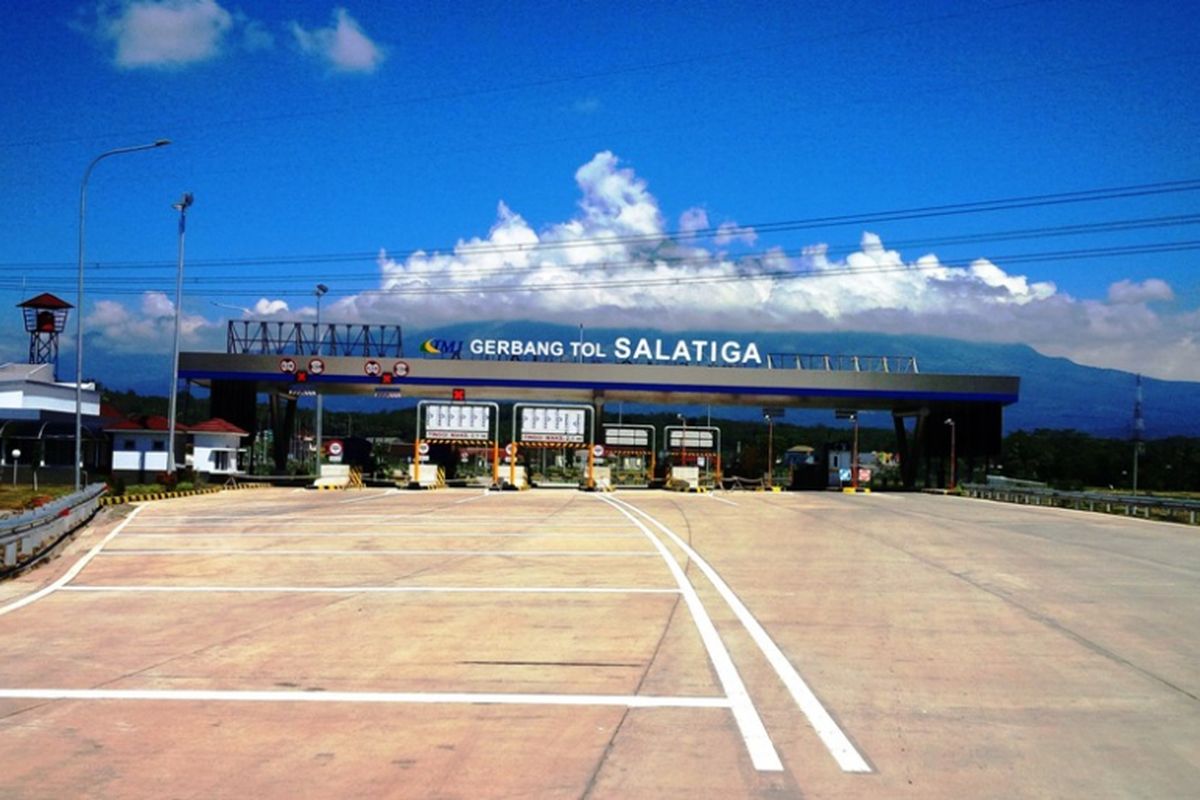 Gerbang tol Salatiga di ujung ruas tol Bawen-Salatiga dengan pemandangan awan menutupi   Gunung Merbabu di Jawa Tengah, Senin (5/6/2017) siang.