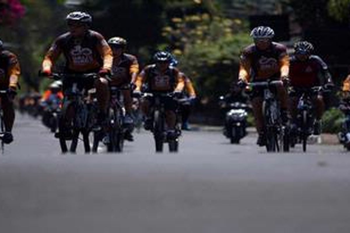 Pesepeda peserta Kompas Bali Bike 2012 melintasi jalanan di Kabupaten Klungkung, Bali, menuju titik finish etape pertama di Candidasa, Kabupaten Karangasem, Jumat (14/9/2012). Pada etape kedua yang akan berlangsung hari ini, ke-114 peserta tersebut akan menempuh rute Candidasa-Kintamani sejauh 68 kilometer.  