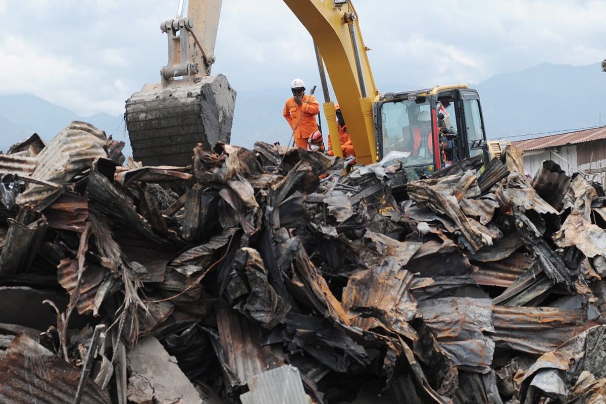 Sejumlah personel Tim SAR menggali reruntuhan bangunan dan rumah untuk menemukan korban di lokasi likuifaksi Balaroa Palu, Sulawesi Tengah, Kamis (11/10). Memasuki hari ke-14 pascagempa, tsunami dan likuifaksi di Palu, Donggala, dan Sigi, pemerintah menghentikan proses evakuasi korban, sedangkan tanggap darurat diperpanjang hingga dua pekan kedepan. ANTARA FOTO/Basri Marzuki/ama/18