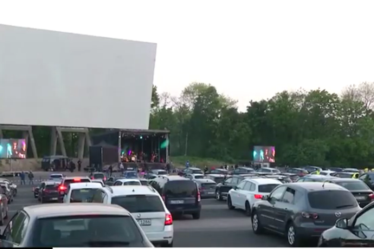 Suasana pertunjukan musik di tengah pandemi Covid-19 yang berlangsung di Kota Cologne, Jerman, Jumat (17/4/2020) lalu. 