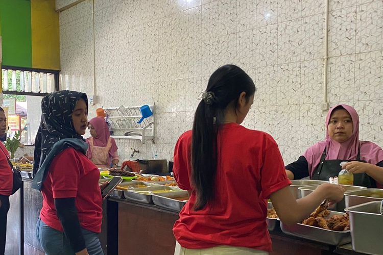 Siasat Pekerja di Malang Hadapi Ekonomi Lesu: Makan di Warung Hanya Saat Tanggal Muda