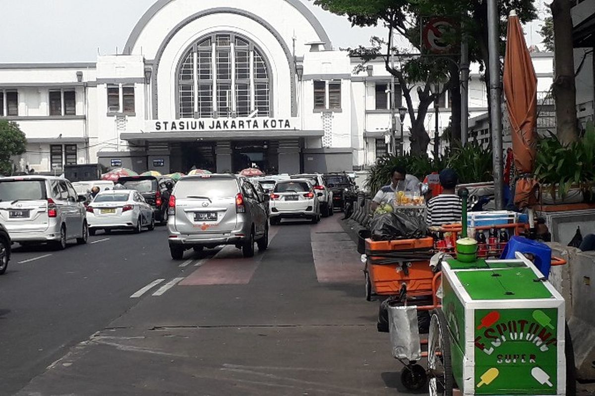 Jalan Lada, Jakarta Barat ramai dengan Pedagang Kaki Lima (PKL) hingga memasuki jalur Transjakarta. 