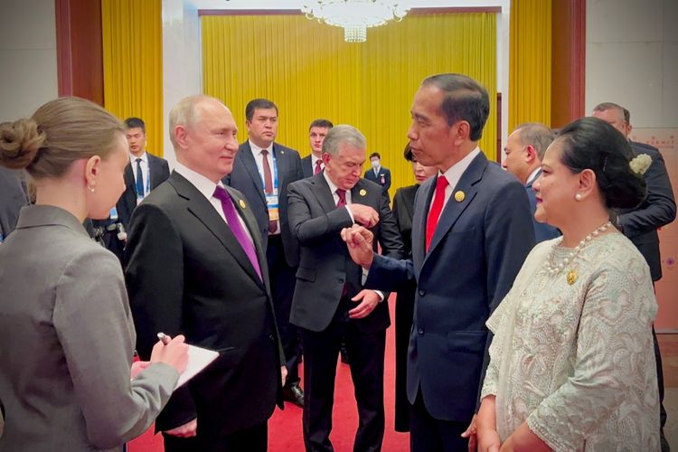 Presiden Joko Widodo didampingi Ibu Iriana Joko Widodo saat berbincang dengan Presiden Rusia Vladimir Putin ketika menghadiri acara Welcoming Dinner Leaders Belt and Road Forum (BRF) yang digelar di Great Hall of The People, Beijing, China pada Selasa (17/10/2023) malam.