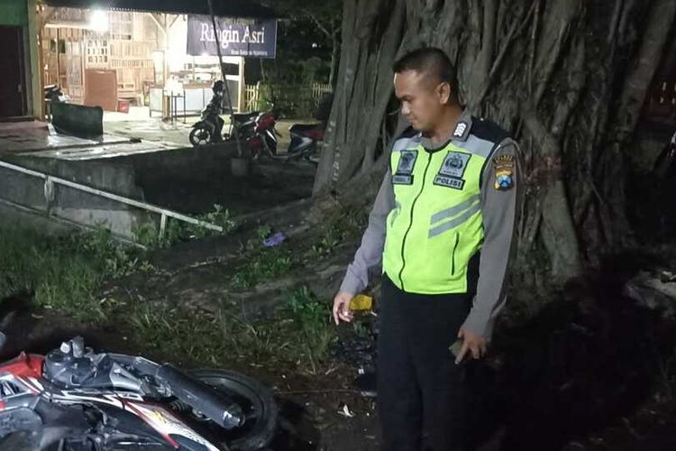 Polisi menunjuk sepeda motor yang digunakan pasien RSJ Lawang untuk melarikan diri dan rusak parah usai menabrak pohon beringin di Desa Pasiraman, Kecamatan Kesamben, Kabupaten Blitar, Jumat (19/1/2023) malam.