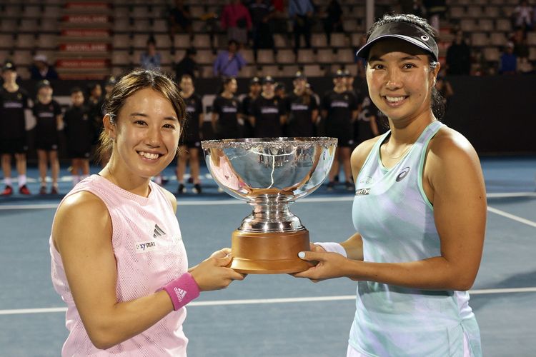 Petenis Jepang, Miyu Kato (kiri) dan petenis putri Indonesia, Aldila Sutjiadi, mengangkat trofi setelah menang atas Leylah Fernandez (Kanada)/Bethanie Mattek-Sands (AS) dalam final ganda putri ASB Classic Tennis Tournament di Auckland, 9 Januari 2023. Terbaru, Aldila/Kato lolos ke babak kedua Wimbledon 2023.