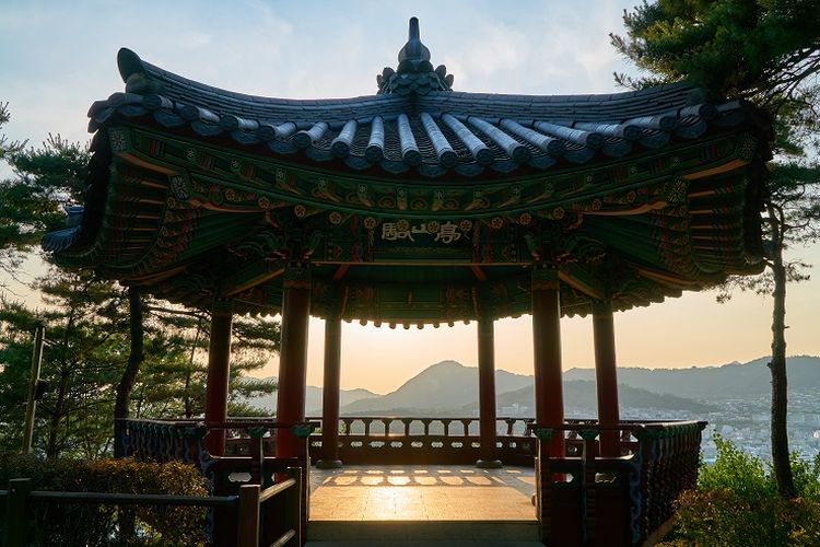 Tempat wisata di Korea Selatan - Tempat wisata bernama Naksan Park di pusat Kota Seoul yang cocok untuk melihat pemandangan kota metropolitan tersebut dari ketinggian.