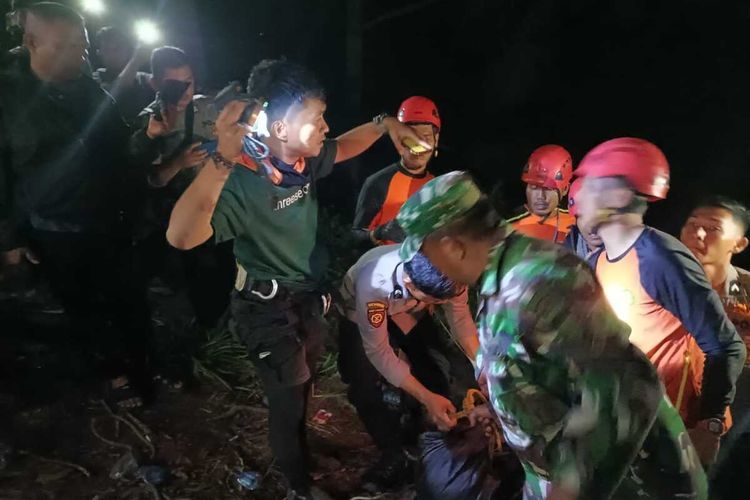 Foto: Tim SAR Gabungan mengevakuasi korban hanyut dari sungai Siponot, Desa Salaon Tonga tonga, Kecamatan Ronggur Nihuta, Kabupaten Samosir, Kamis 24 Agustus 2023.