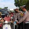 Operasi Keselamatan Progo, Polisi Bagikan Minyak Goreng ke Pengguna Jalan