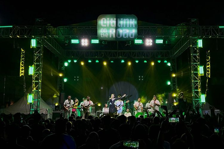 Yeni Inka bernyanyi di Mini Concert Citilink On The Road yang digelar di Metro Point Kota Lama, Semarang, Sabtu (4/11/23).