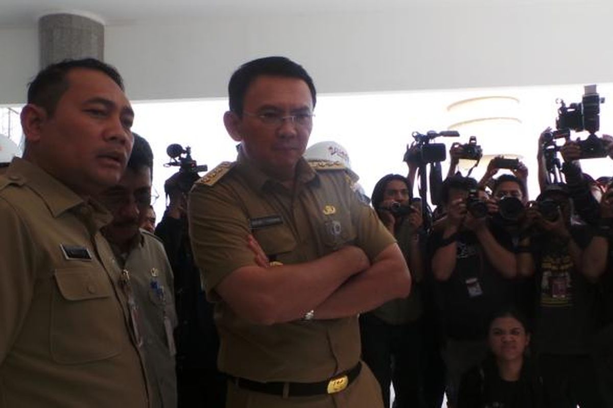 Gubernur DKI Jakarta Basuki Tjahaja Purnama bersama Kepala Dinas Perumahan Rakyat dan Kawasan Permukiman DKI Jakarta Arifin saat meninjau pembangunan Masjid Raya Jakarta, Senin (6/3/2017).