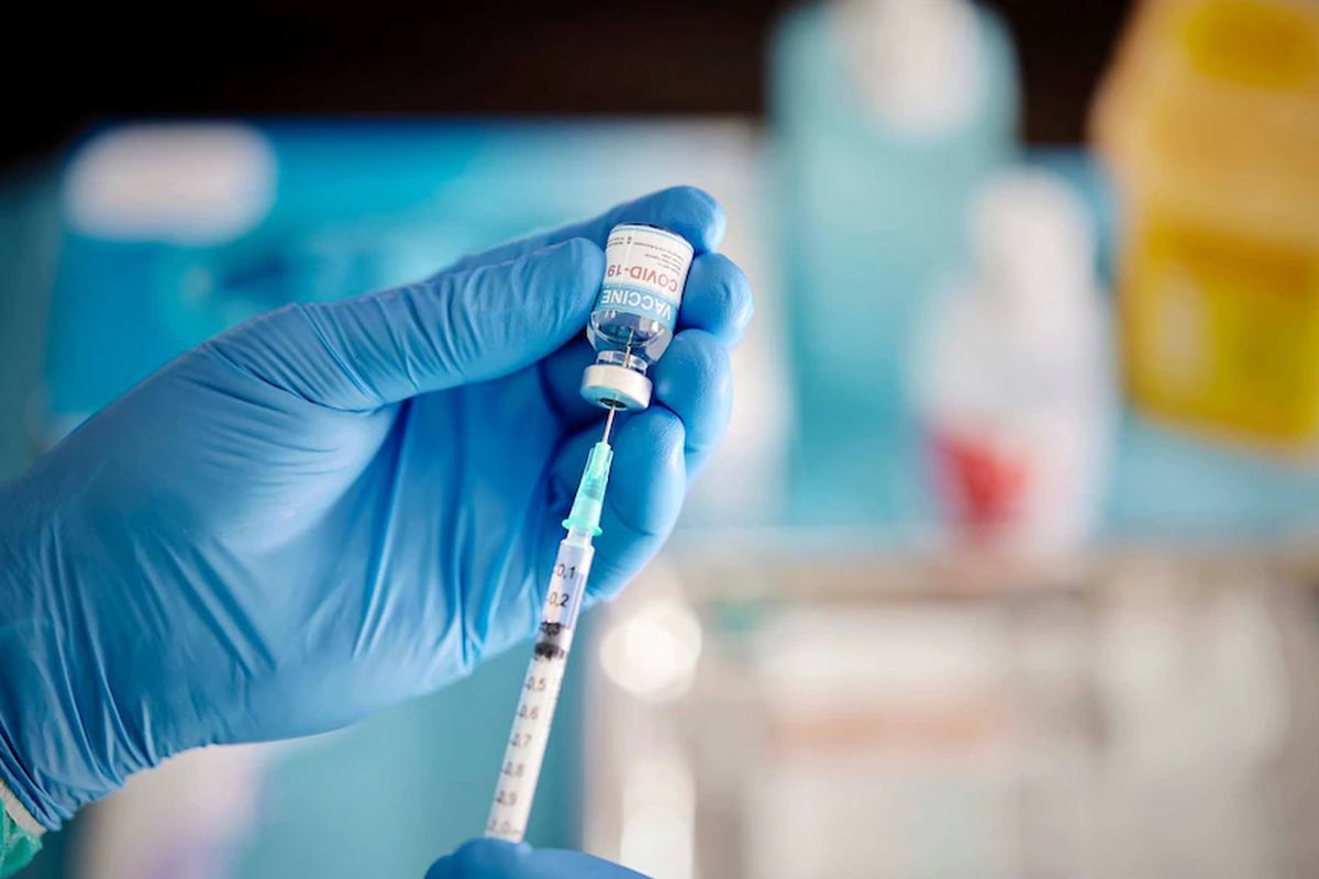 Pekerja di rumah sakit di Queensland yang positif diketahui belum mendapatkan vaksinasi.