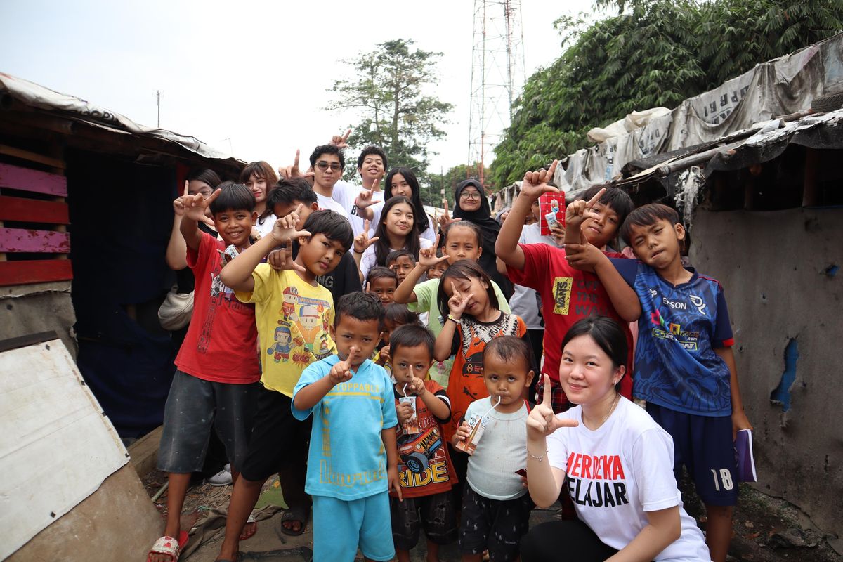 Siswa-siswai dari BINUS SCHOOL Bekasi yang mengadakan program Loka Vita untuk memberdayakan masyarakat. 