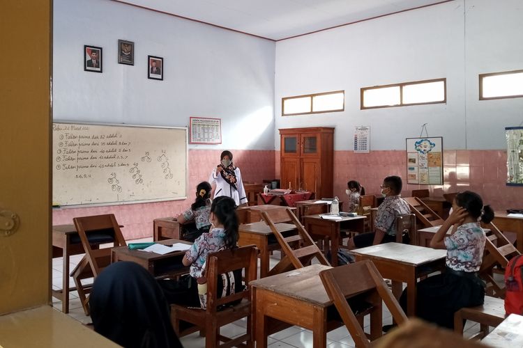 Pelaksanaan PTM di sebuah kelas di SDN Sananwetan 3, Kota Blitar, Rabu (24/3/2021).