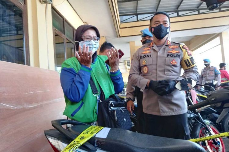 Kapolresta Tasikmalaya AKBP Doni Hermawan, menyerahkan motor korban curian ke pemiliknya setelah beberapa bulan dicuri komplotan curnamor yang ditangkap di Mako Polresta Tasikmalaya, Kamis (4/3/2021).