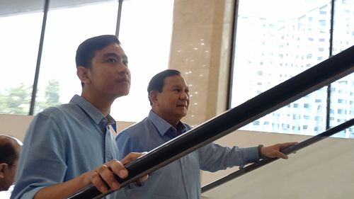 Prabowo-Gibran Datang Bareng ke Deklarasi Pemilu Damai Bawaslu, Kompak Pakai Baju Biru Muda