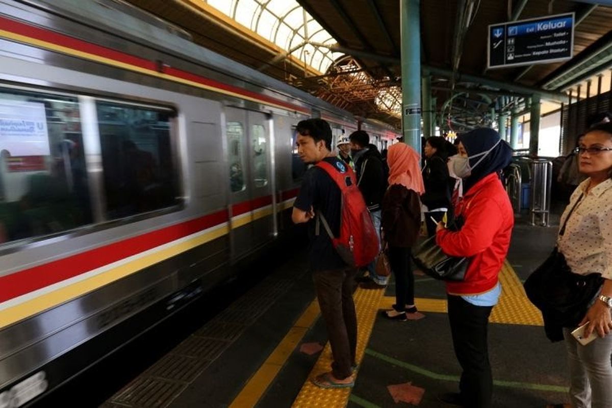 Sejumlah penumpang kereta listrik (KRL) Jabodetabek menunggu di garis batas antrean berwarna hijau di Stasiun Juanda, Jakarta Pusat, Rabu (9/8/2017). Garis batas antrean ini dibuat agar arus keluar masuk penumpang lebih teratur dan diharapkan dapat menghindari aksi saling mendorong sesama penumpang KRL.