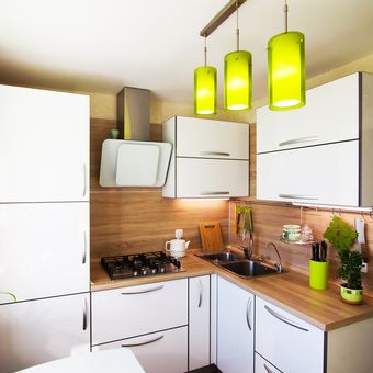 Ilustrasi dapur kecil, dapur sempit, pencahayaan di dapur. 