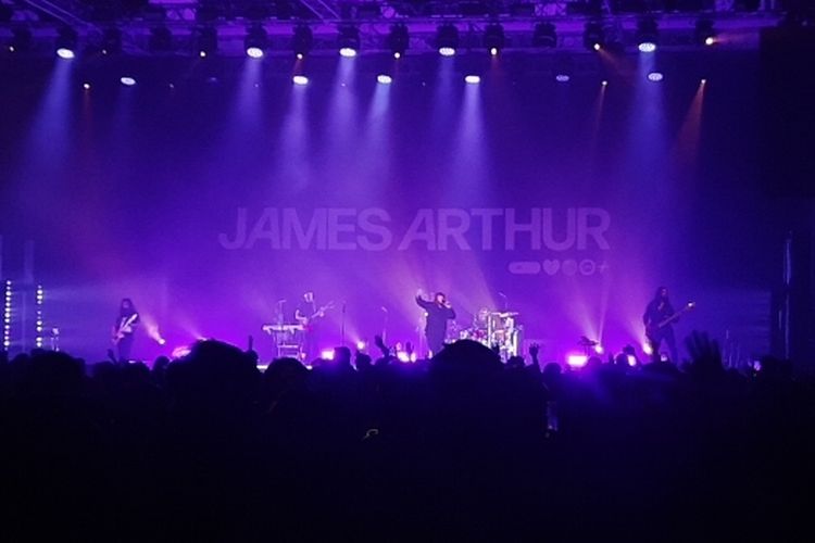 Penyanyi James Arthur menyanyikan lagu Rewrite The Stars saat tampil dalam James Arthur South East Asia Tour 2023, Jumat (1/12/2023), di The Kasablanka Hall, Jakarta.