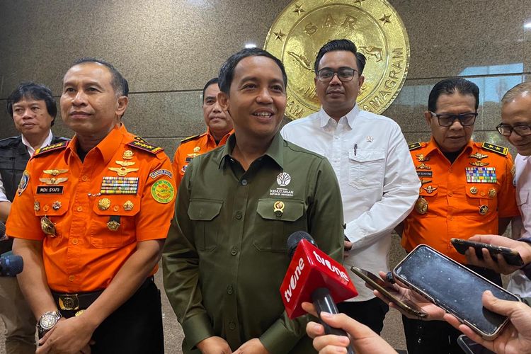 Menhut, Raja Juli Antoni, menjelaskan terkait kasus yang menewaskan WN Brasil di Gunung Rinjani, Senin (30/6/2025). 