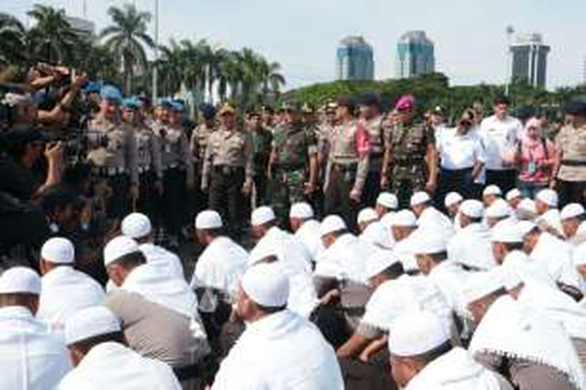 Kapolri Jenderal Tito Karnavian bersama Panglima TNI Gatot Nurmantyo saat mengecek kesiapan pasukan pengaman di Silang Monas, Jakarta Pusat pada Rabu (2/11/2016).