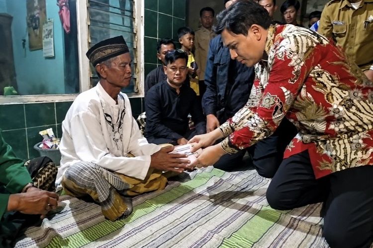 Lucky Hakim Takziah ke Rumah Korban Kecelakaan Maut Pantura Indramayu, Total 12 Orang Tewas