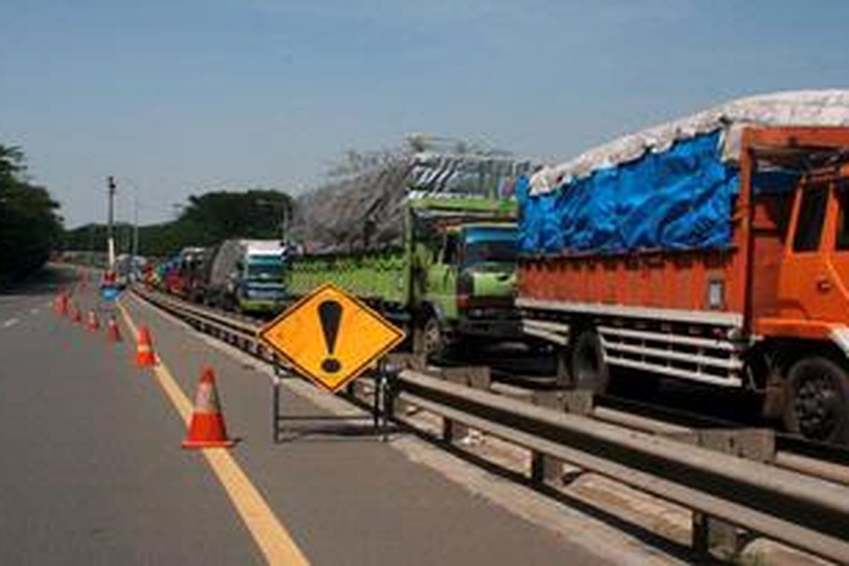 Truk yang hendak menyeberang menuju Pelabuhan Bakauheni, Lampung mengantre sepanjang enam kilometer di luar Pelabuhan Merak hingga merangsek ke ruas Tol Merak-Jakarta di Kota Cilegon, Banten, Jumat (25/5/2012). Antrean panjang truk ini dipicu adanya perbaikan tempat bersandar kapal di dermaga 2 sehingga lalu lintas penyeberangan Merak-Bakauheni di Pelabuhan Merak hanya dilayani di dermaga 1, 3, 4, dan 5. 