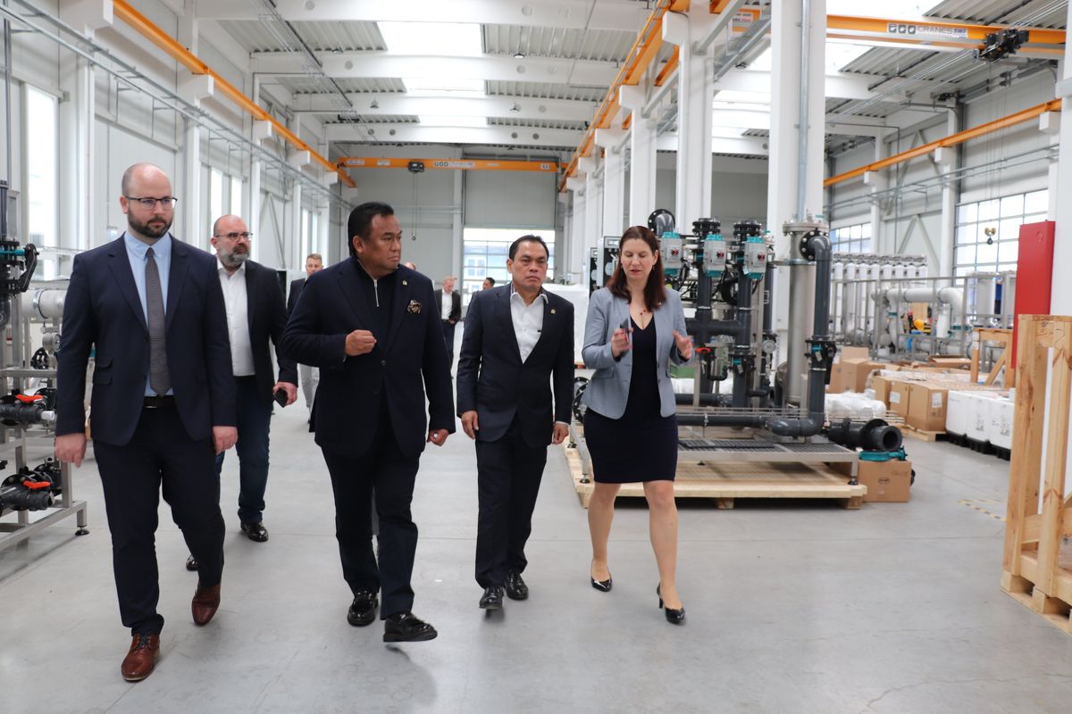 Wakil Ketua DPR RI Rachmat Gobel saat mengunjungi industri pengolahan air laut untuk menjadi air minum di Nagykanizsa, Hungaria.