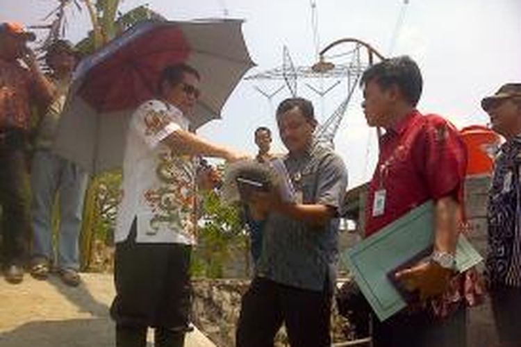Bupati Semarang Mundjirin (memegang payung) sidak di bantaran sungai Kaligarang yang telah di