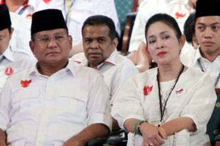 Calon Presiden nomor urut 1, Prabowo Subianto duduk berdampingan dengan Titi Soeharto saat menyaksikan debat cawapres di Jakarta Selatan, Minggu (29/6/2014). Tema debat cawapres malam ini adalah 'Pembangunan Sumber Daya Manusia dan Iptek'.