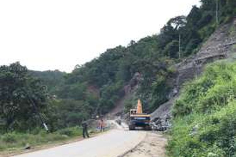 Perbaikan jalan yang menghubungkan Ende dan Taman Nasional Kelimutu, Senin (25/4/2016).