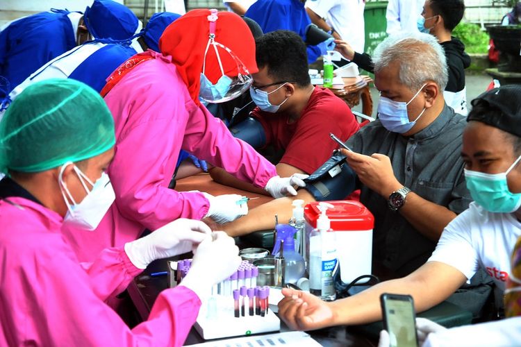 Sejumlah petugas medis mengambil sampel darah penyintas COVID-19 saat seleksi awal donor plasma konvalesen di Balaikota Bogor, Jawa Barat, Sabtu (30/1/2021). Sebanyak 50 penyintas COVID-19 mengikuti seleksi donor plasma konvalesen untuk menambah stok plasma yang semakin tinggi permintaannya untuk membantu pasien COVID-19 dengan gejala berat. ANTARA FOTO/Arif Firmansyah/wsj.