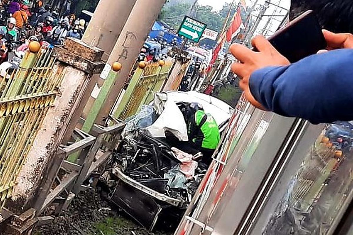 KRL Bogor-Jakarta Kota terpeper mobil di antara stasiun Citayam-Depok, Rabu (20/4/2022).