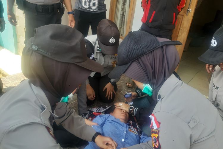 Ai, warga Ciherang, Sumedang, Jawa Barat menangis histeris saat rumah miliknya yang terimbas proyek Tol Cisumdawu dieksekusi, Kamis (21/11/2019) siang. AAM AMINULLAH/KOMPAS.com