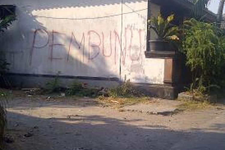 Selain merusak kaca rumah, warga juga menuliskan kata 