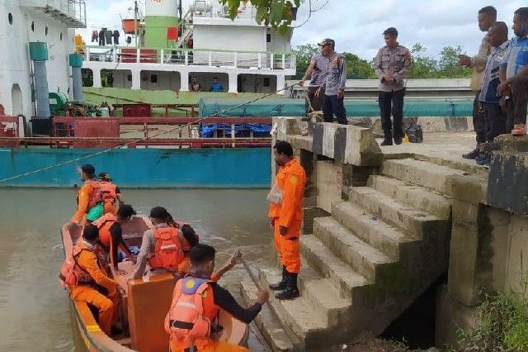 Tim SAR cari ABK KMN Alifah yang diduga jatuh di Sungai Digul, Kabupaten Boven Digul. 