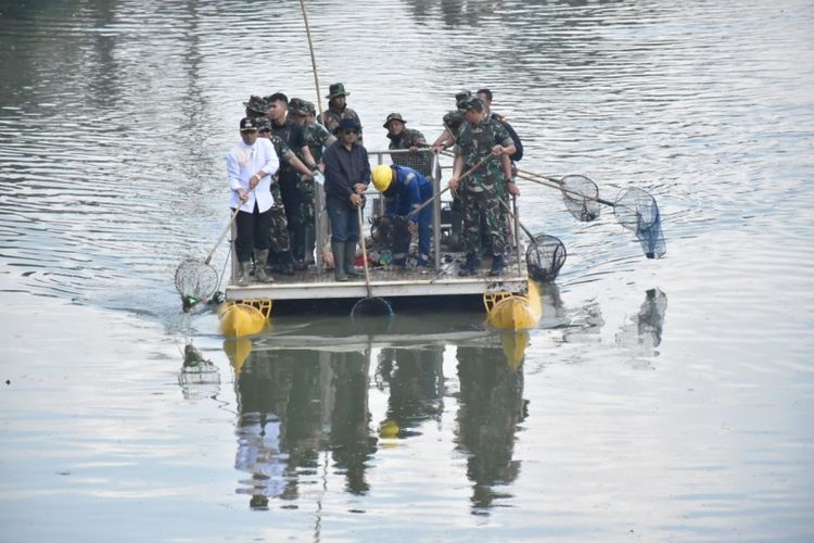 Aparat TNI saat membersihkan sungai Citarum. Di Sungai Citarum ditemukan polusi air.