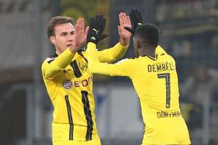 Dua pemain Borussia Dortmund, Mario Goetze (kiri) dan Ousmane Dembele, merayakan gol ke gawang Hoffenheaim, dalam lanjutan Bundesliga, di WIRSOL Rhein-Neckar-Arena, Jumat (16/12/2016) waktu setempat. 