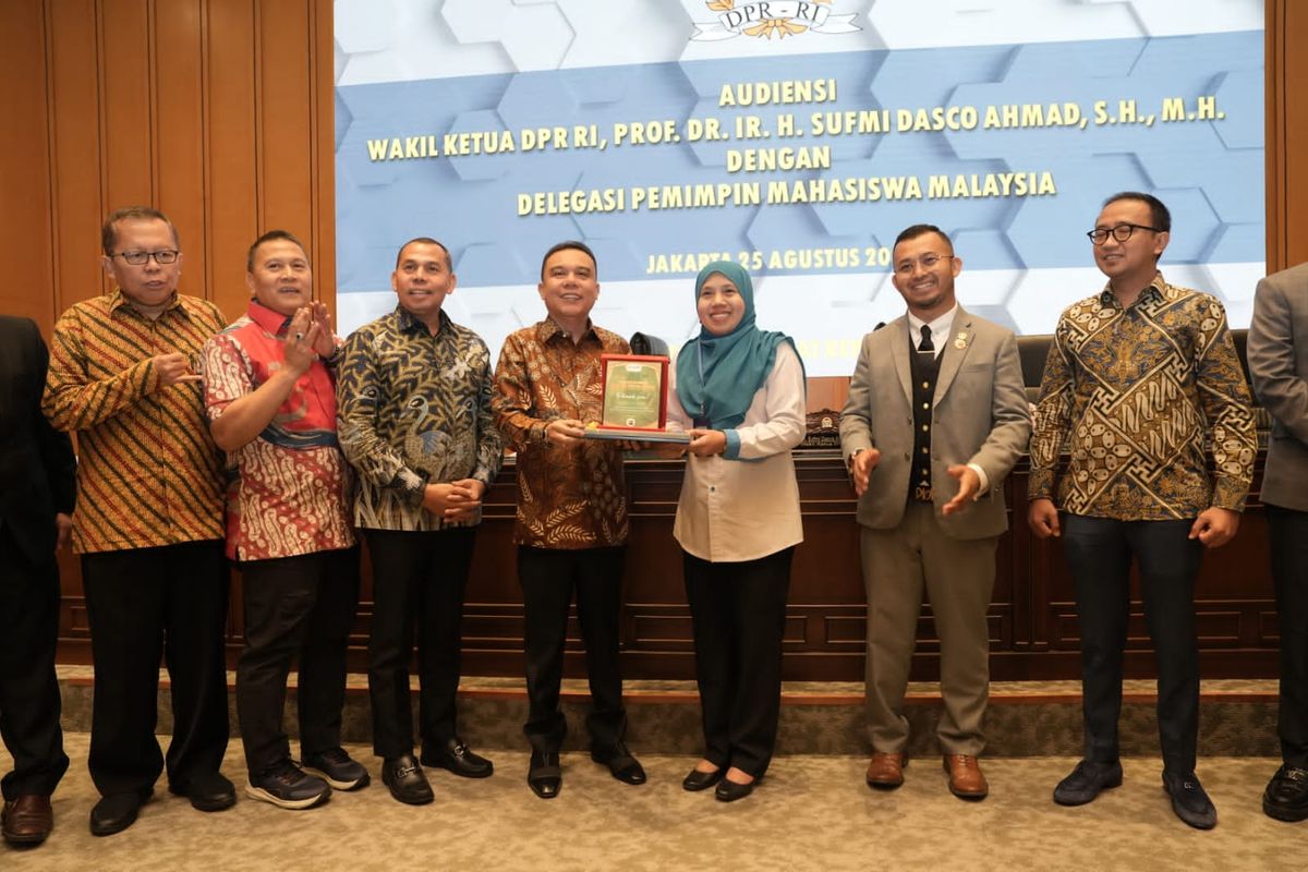 Wakil Ketua DPR RI Sufmi Dasco Ahmad saat menerima kunjungan delegasi pemimpin mahasiswa Malaysia di ruang Abdul Muis Gedung Nusantara, Senayan, Jakarta, Jumat (25/8/2023).
