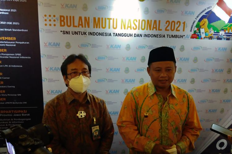 Kepala BSN Kukuh S Ahmad dan Wakil Gubernur Jawa Barat Uu Ruzhanul Ulum saat hadir dalam acara Bulan Mutu Nasional (BMN) 2021 di Trans Luxury Hotel, Bandung, Rabu (3/11/2021).