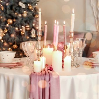 Lilin sebagai dekorasi Natal di meja makan